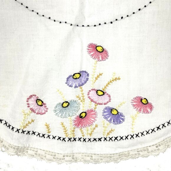 VTG Round Linen Tablecloth embroidered Flowers Cottage Core 33.5in x 31in - Picture 5 of 9